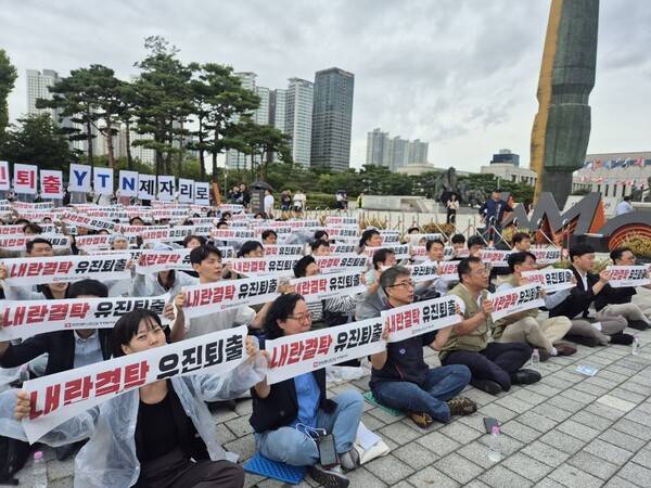 ▲전국언론노동조합 YTN지부는 19일 서울 용산 대통령실 앞에서 유진그룹 최대주주 자격 박탈 촉구 파업 결의대회를 열었다. 사진=김예리 기자