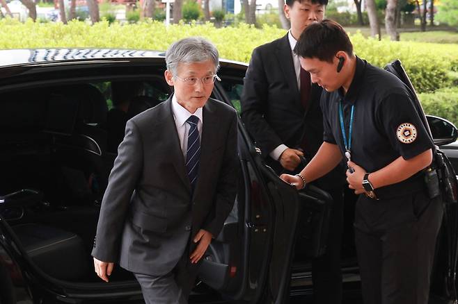 조희대 대법원장이 19일 서울 서초구 대법원으로 출근하고 있다. [사진 출처 = 연합뉴스]