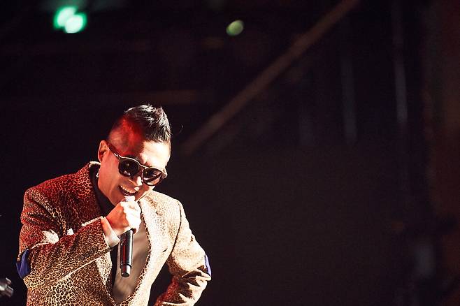 6년 만에 무대에 복귀하는 가수 김건모. 27일 부산을 시작으로 1월 서울까지 전국 투어 공연을 열 예정이다. 아이스타미디어컴퍼니