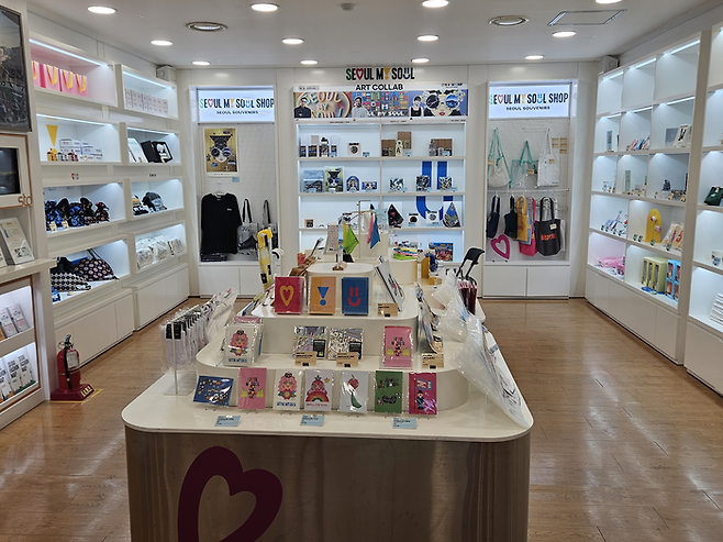 서울 명동에 위치한 서울마이쏘울샵에 작가들과의 콜라보 상품을 비롯한 다양한 굿즈가 전시돼 있다. [지혜진 기자]