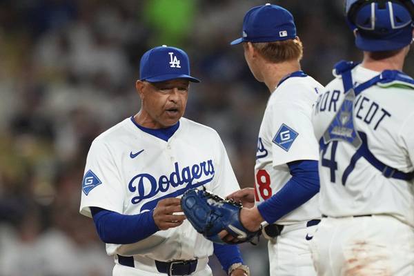 로버츠 감독이 야마모토를 강판시키고 있다. 사진= AP= 연합뉴스 제공