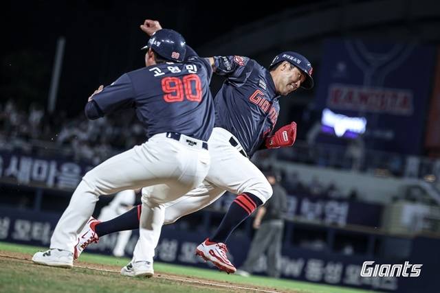전준우가 19일 창원 NC전에서 홈으로 질주하고 있다. 사진=롯데 제공