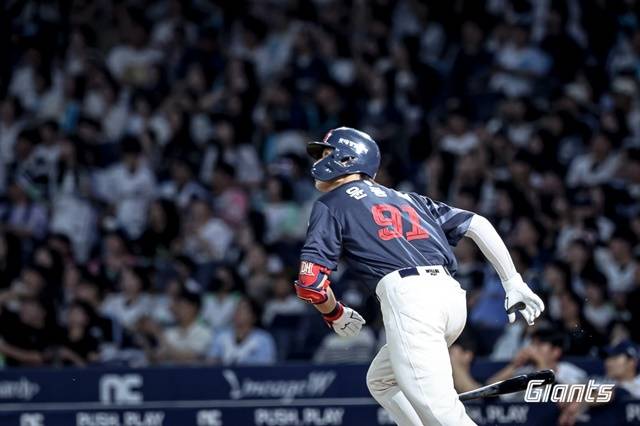 윤동희가 19일 창원 NC전에서 홈런을 치고있다. 사진=롯데 제공