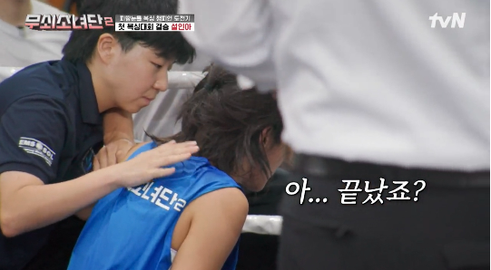 설인아가 복싱 결승 경기 직후 탈진으로 쓰러지는 돌발 상황을 겪으며 현장을 울음바다로 만들었다.사진=tvN ‘무쇠소년단2’