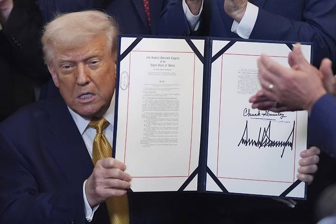 도널드 트럼프 미국 대통령이 7월 16일(현지 시간) 백악관 이스트룸에서 '치명적 펜타닐 밀매 중단법'(HALT Fentanyl Act)에 서명한 후 이를 들어 보이고 있다. 트럼프 대통령은 펜타닐을 제조해 미국에 유통하는 중국인들에 대해 중국 정부가 사형을 집행하게 될 것이라고 밝혔다. /AP=뉴시스