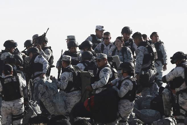 지난 2월 4일(현지 시간) 멕시코 국가방위대 대원들이 미국과의 국경 경계 강화를 위해 시우다드후아레스에 도착해 차량에서 내리고 있다. 도널드 트럼프 미국 대통령 정부가 멕시코에 대한 25% 관세 부과를 한 달간 유예하면서, 멕시코 정부는 미국으로의 펜타닐 밀매를 차단하기 위해 국경에 국가방위대원 1만 명을 투입했다. /AP=뉴시스