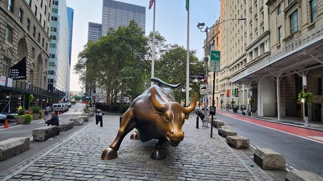 미국 뉴욕 월스트리트의 상징적인 동상인 '돌진하는 황소'(Charging Bull). 주식시장의 강세와 경제 회복을 기원하는 의미를 담고 있다./ 사진=송정현 기자
