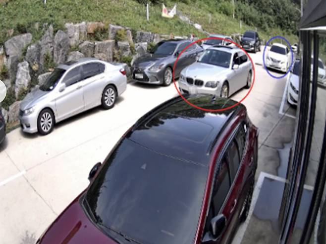 지난달 26일 부부 경찰관(파란 원)이 음주운전 피의자(빨간 원)를 추격하는 모습. /사진제공=서울서부경찰서.