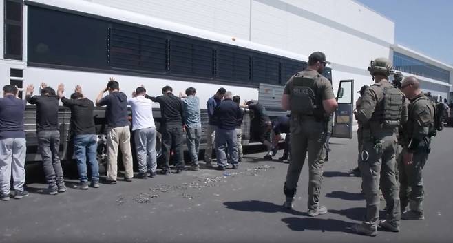 미국 이민세관단속국 ICE가 조지아주 내 현대자동차그룹과 LG에너지솔루션 합작 배터리 공장 건설 현장의 한국인 직원 300여 명을 기습 단속·구금하는 영상을 공개했다. /사진=뉴스1(ICE 홈페이지)