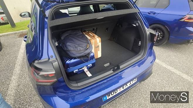 '골프R'의 트렁크는 캐리어와 배낭 등 다양한 짐을 싣기에도 부족함이 없다. /사진=김창성 기자