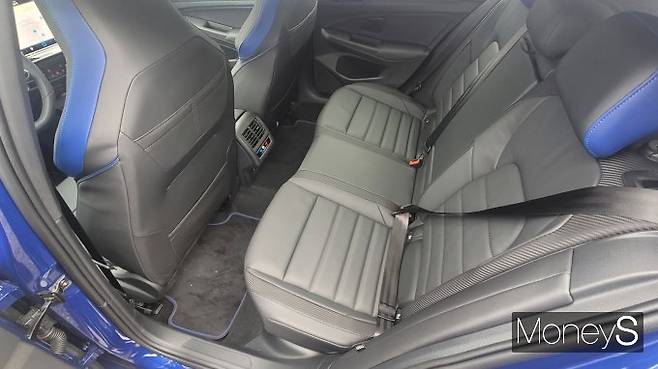 '골프R'의 2열은 성인 남성이 앉기에도 공간이 충분하다. /사진=김창성 기자