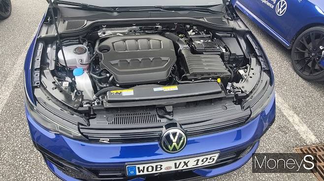 '골프R'에 적용된 2.0ℓ 터보차저 가솔린TSI 엔진 'EA888 LK3 evo4'는 양산형 엔진 시리즈 가운데 가장 강력한 버전이다. /사진=김창성 기자