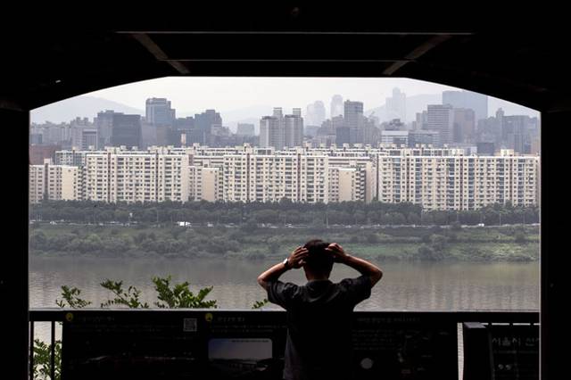 영국의 경제학자 조시 라이언-콜린스는 저서 ‘상품이 되어버린 우리들의 집값에 대하여’를 통해 전 세계적인 집값 상승 현상의 역사를 파헤친다. 저자는 집값 상승의 원인으로 제2차 세계대전 이후 장려된 ‘주거 민주주의’와 늘어난 주택담보대출 등을 지적한다.  뉴시스