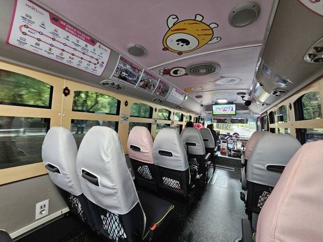 지난 17일 오후 ‘마포순환열차버스’가 서울 마포구 상암동에 있는 ‘박정희대통령기념관’ 앞에서 승객을 태우지 못한 채 다음 정류소인 난지캠핑장을 향해 달리고 있다.