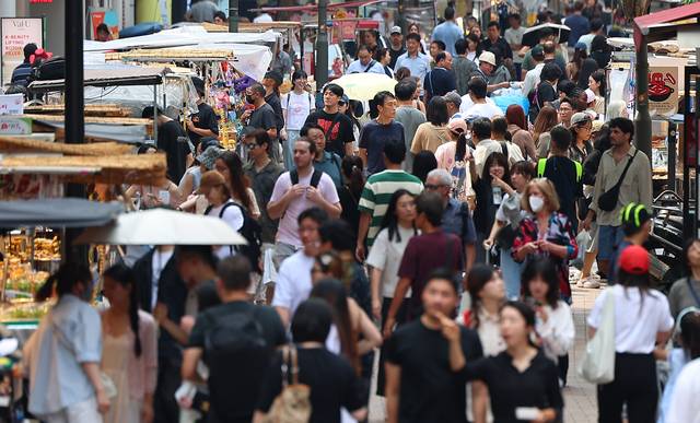 서울 명동이 외국인 관광객 및 시민들로 붐비고 있다. 연합뉴스