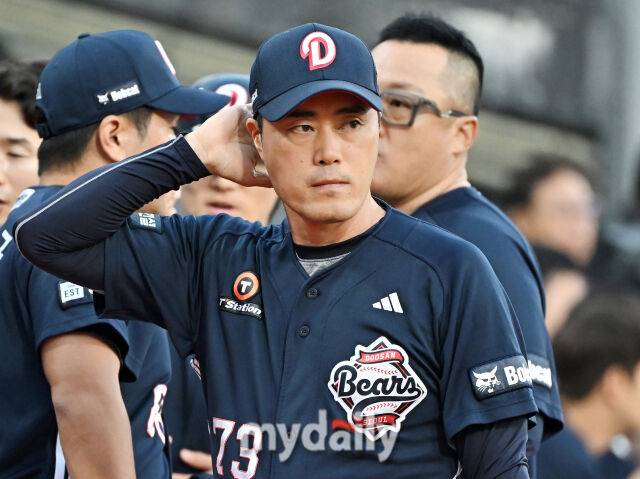 9일 오후 경기도 수원시 조원동 수원KT위즈파크에서 열린 '2025 프로야구 KBO리그' KT위즈와 두산베어스의 경기. 두산 조성환 감독대행이 경기에 나서고 있다./마이데일리