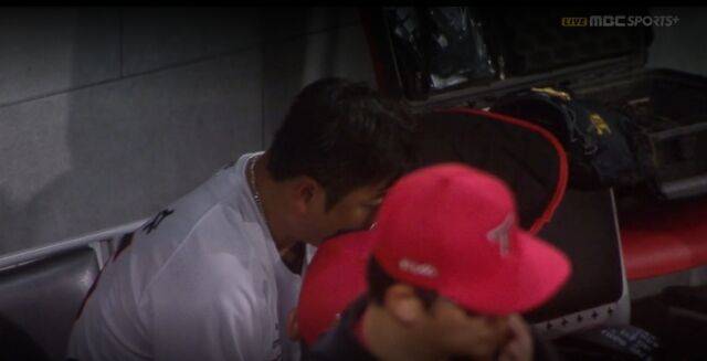 눈물을 훔치는 한준수/티빙 캡쳐