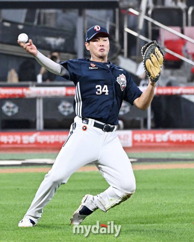 9일 오후 경기도 수원시 조원동 수원KT위즈파크에서 열린 '2025 프로야구 KBO리그' KT위즈와 두산베어스의 경기. 두산 홍성호가 3회말 무사 1루서 장준원의 번트타구를 잡아낸 뒤 공을 1루로 던지고 있다./마이데일리