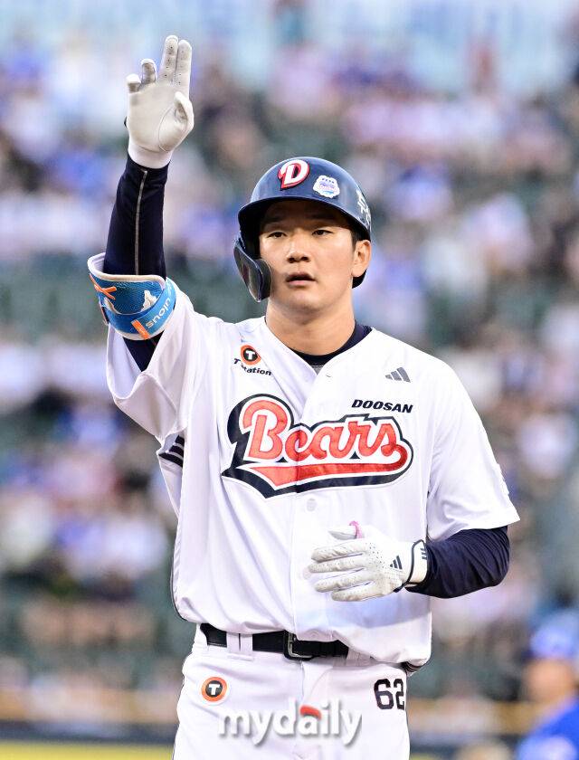 2025년 8월 28일 오후 서울 잠실구장에서 열린 '2025 신한 SOL뱅크 KBO 리그' 삼성 라이온즈와 두산 베어스의 경기. 두산 안재석이 1회말 선두타자 안타를 친 뒤 기뻐하고 있다./마이데일리