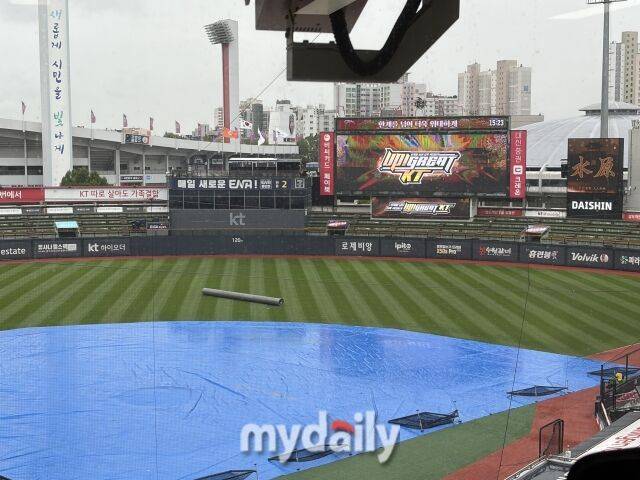 수원KT위즈파크에 비가 내린다./수원 = 이정원 기자