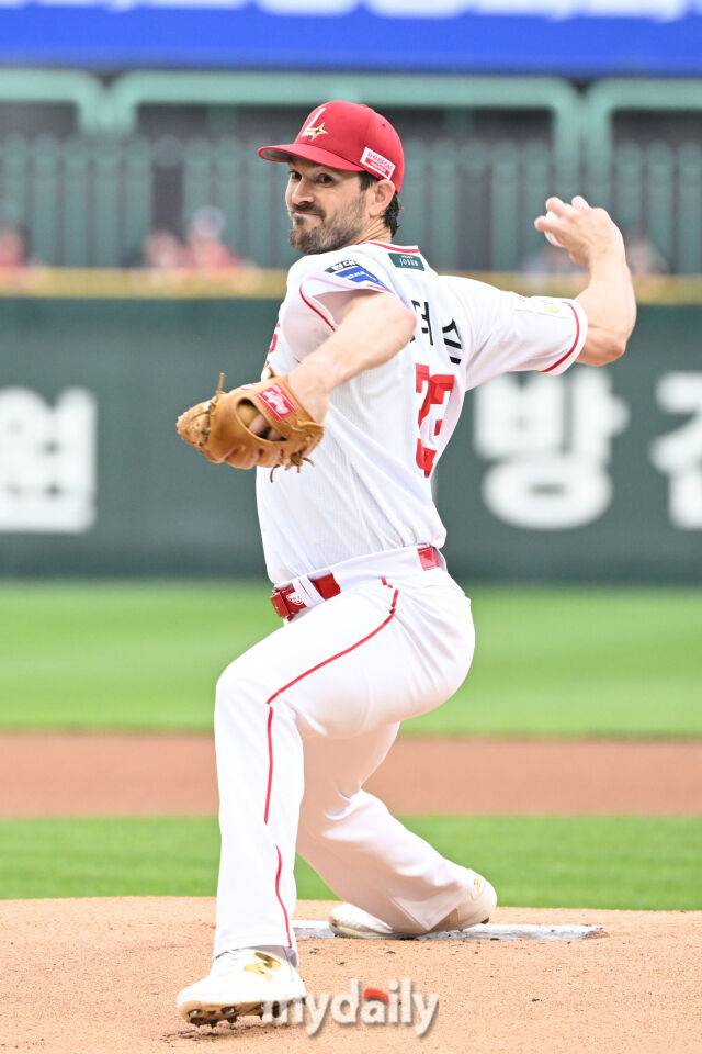 15일 인천 SSG랜더스필드에서 열린 '2025 신한 SOL BANK KBO리그' NC 다이노스와 SSG랜더스 경기. SSG 앤더슨이 선발 투수로 나와 힘차게 투구하고 있다./마이데일리