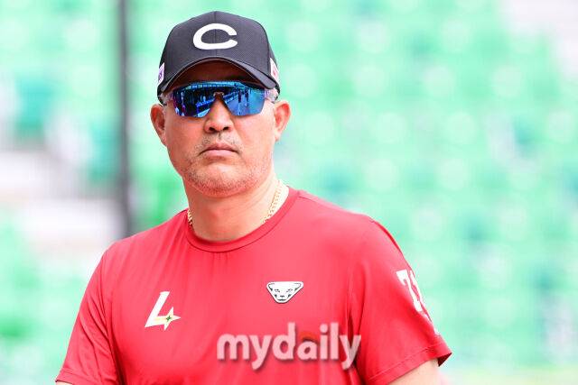 15일 오후 인천SSG랜더스필드에서 진행된 '2025 프로야구 KBO리그' 롯데-SSG의 경기. 경기 전 SSG 이숭용 감독이 선수들의 훈련을 지켜보고 있다./마이데일리