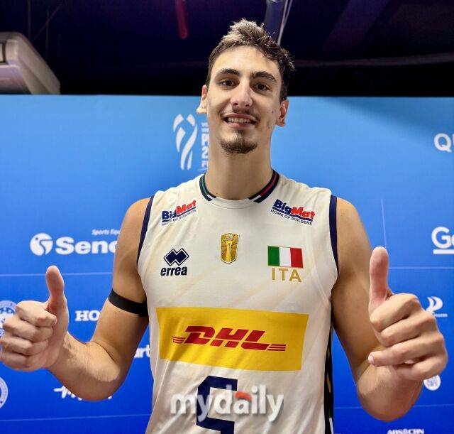 인터뷰 후 포즈를 취하는 알레산드로 미켈레토./케손 시티=김희수 기자