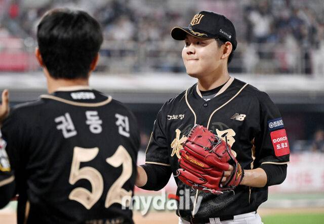 9일 오후 경기도 수원시 조원동 수원KT위즈파크에서 열린 '2025 프로야구 KBO리그' KT위즈와 두산베어스의 경기. KT 소형준이 6회초 2사 1,2루서 두산 박준순의 안타때 2루 주자 케이브가 홈에서 아웃되자 환호하고 있다./마이데일리