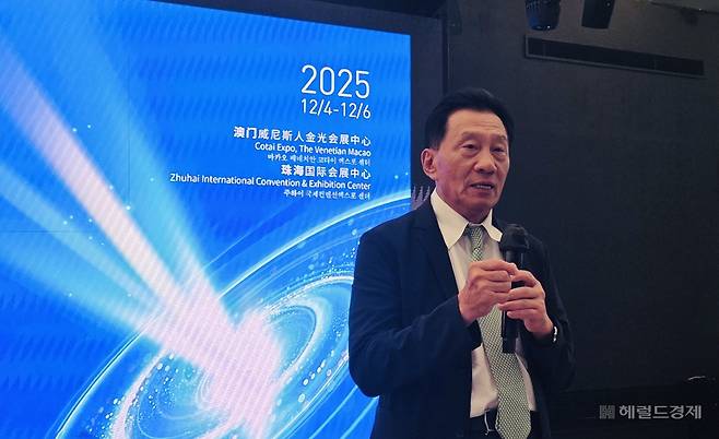 왕닝 중국전자상회 회장이 지난 15일 서울 중구 앰배서더 서울 풀만 호텔에서 열린 ‘2025 글로벌 스마트 기계 및 전자제품 박람회’ 홍보회에서 환영사를 하고 있다. [사진=정경수 기자]