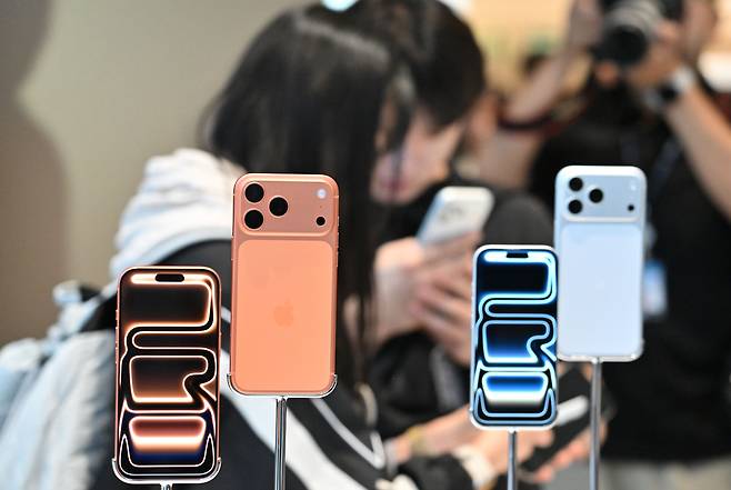 애플 아이폰17 시리즈 국내 공식 출시일인 19일 오전 서울 중구 명동 애플스토어를 찾은 고객들이 아이폰17 프로 제품을 살펴보고 있다. 임세준 기자