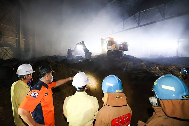 지난 13일 오전 발생한 광양시 금속류 물류창고 화재가 일주일째 진화되지 않고 있다. 정인화 광양시장이 17일 진화 현장을 살펴보고 있다.