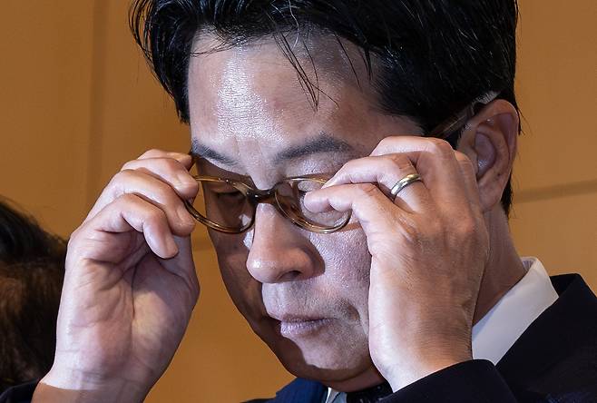 조좌진 롯데카드 대표이사가 18일 오후 서울 중구 부영태평빌딩에서 롯데카드 대규모 해킹 사고와 관련해 열린 기자회견에 참석하고 있다. 롯데카드는 약 960만 명의 회원을 보유한 업계 5위권 카드회사이며 최근 해킹 공격 피해 조사 결과 297만 명의 회원 정보가 유출된 것으로 알려졌다. 임세준 기자