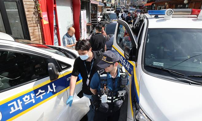지난 3일 서울 관악구의 한 식당에서 칼부림 사건이 발생해 경찰이 조사에 나섰다. [연합]