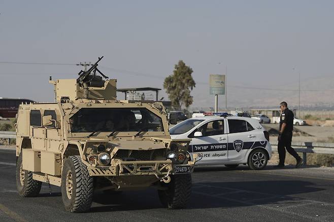 [AP/뉴시스] 18일(현지 시간) 이스라엘 당국이 서안지구와 요르단을 잇는 앨런비 교량 검문소에서 총격 사건이 발생한 뒤 경계를 서고 있다. 2025.09.19.