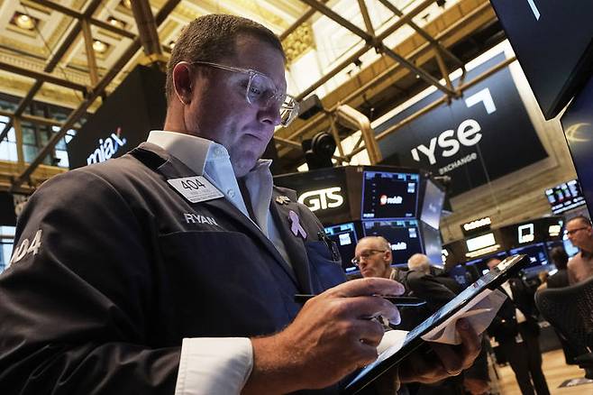 [뉴욕=AP/뉴시스] 뉴욕증시가 연방준비제도(Fed·연준)의 금리 인하 하루 만인 18일(현지 시간) 일제히 상승 마감했다. 3대 주요 지수 모두 사상 최고치를 기록했다. (사진=뉴시스DB) 2025.09.19.