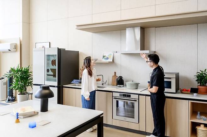 [서울=뉴시스]삼성전자가 베트남 하노이 최대 규모 프리미엄 복합몰 '롯데몰 웨스트 레이크' 1층에 367㎡ (112형) 규모의 체험형 매장을 운영한다. (사진=삼성전자 제공) photo@newsis.com *재판매 및 DB 금지