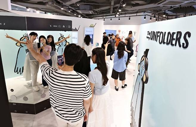 [서울=뉴시스] 삼성전자는 서울 코엑스 전역에서 운영 중인 '더 갤럭시 언폴더스' 체험존의 누적 방문객이 10만명을 돌파했다고 10일 밝혔다.(사진제공=삼성전자). 2025.08.10. photo@newsis.com *재판매 및 DB 금지