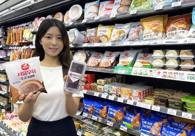 [서울=뉴시스] GS25는 서울우유 디저트 라인 '서울우유 초코크림빵'·'서울우유 초코크림모찌롤' 2종을 출시했다고 19일 밝혔다.(사진=GS25 제공) *재판매 및 DB 금지