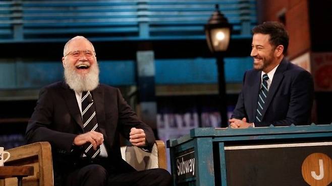 [서울=뉴시스]미국 심야 TV 토크쇼의 전설 데이비드 레터맨(왼쪽)이 18일(현지시각) 애틀랜틱의 토론 프로그램에 출연, 수십 년 미 대통령들을 공격했지만 압박받은 적이 한 번도 없다며 ABC TV의 "지미 키멜 생방송(Jimmy Kimmel Live)" 프로그램 중단이 언론 자유 침해라고 강조했다. (출처=대드라인 홈페이지) 2025.9.19. *재판매 및 DB 금지