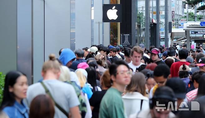 [서울=뉴시스] 김혜진 기자 = 19일 서울 중구 명동 애플스토어에서 고객들이 애플 신제품 아이폰17 시리즈 구매하기 위해 줄을 서고 있다. 2025.09.19. jini@newsis.com