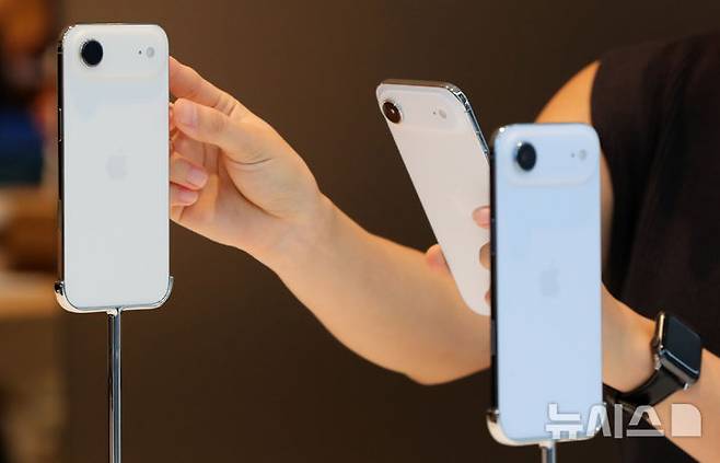 [서울=뉴시스] 김혜진 기자 = 19일 서울 중구 명동 애플스토어에서 고객들이 애플 신제품 아이폰17 시리즈를 살펴보고 있다. 2025.09.19. jini@newsis.com