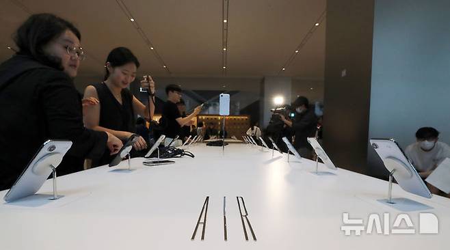 [서울=뉴시스] 김혜진 기자 = 19일 서울 중구 명동 애플스토어에서 고객들이 애플 신제품 아이폰 에어 제품을 살펴보고 있다. 2025.09.19. jini@newsis.com