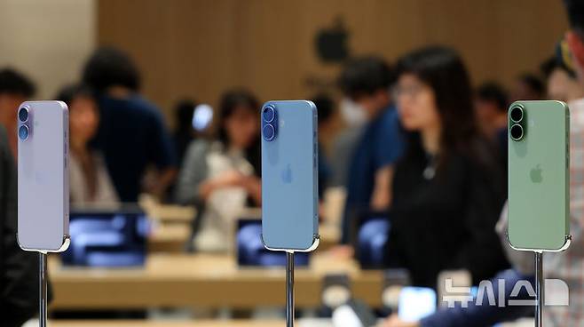 [서울=뉴시스] 김혜진 기자 = 19일 서울 중구 명동 애플스토어에서 고객들이 애플 신제품 아이폰 에어 제품을 살펴보고 있다. 2025.09.19. jini@newsis.com