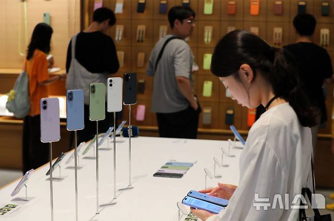 [서울=뉴시스] 김혜진 기자 = 19일 서울 중구 명동 애플스토어에서 고객들이 애플 신제품 아이폰 에어 제품을 살펴보고 있다. 2025.09.19. jini@newsis.com