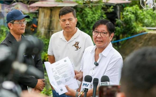 [서울=뉴시스] 페르디난드 마르코스 주니어 대통령이 지난달 20일 수도 마닐라 북쪽의 불라칸주 발리우아그 마을에서 ‘유령 공사’ 현장을 확인한 뒤 기자 회견을 갖고 있다.(출처: 필리핀 대통령실) 2025.09.19. *재판매 및 DB 금지