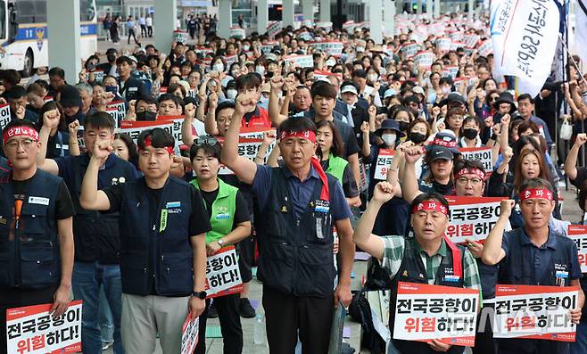 [인천공항=뉴시스] 권창회 기자 = 민주노총 공공운수노조 인천공항지역지부 조합원들을 비롯한 공항 노동자들이 19일 오전 인천국제공항 제2여객터미널에서 열린 전국공항노동자 총파업대회에서 구호를 외치고 있다. 2025.09.19. kch0523@newsis.com