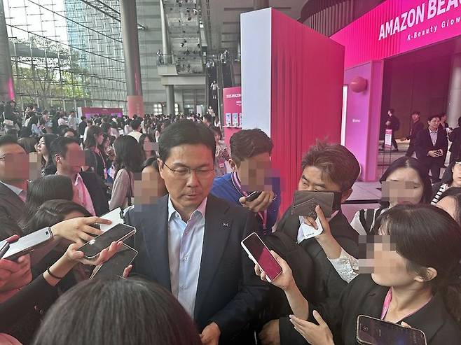 [서울=뉴시스] 전병훈 기자 = 19일 서울 강남구 코엑스에서 진행된 '아마존 뷰티 인 서울'에서 윤상현 콜마홀딩스 대표이사 부회장이 기자들의 질문에 답변하고 있다.  *재판매 및 DB 금지