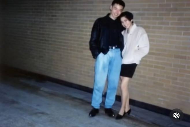 [서울=뉴시스] 가수 김송이 남편 강원래가 두 발로 선 모습을 공개했다. (사진=김송 인스타그램 캡처) 2025.09.19. photo@newsis.com *재판매 및 DB 금지