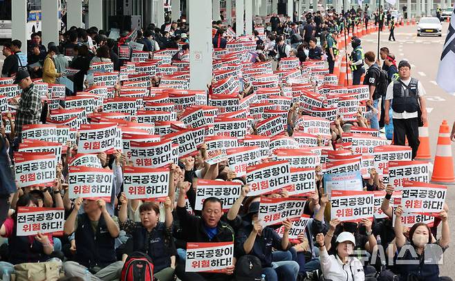 [인천공항=뉴시스] 권창회 기자 = 민주노총 공공운수노조 인천공항지역지부 조합원들을 비롯한 공항 노동자들이 19일 오전 인천국제공항 제2여객터미널에서 열린 전국공항노동자 총파업대회에서 구호를 외치고 있다. 2025.09.19. kch0523@newsis.com