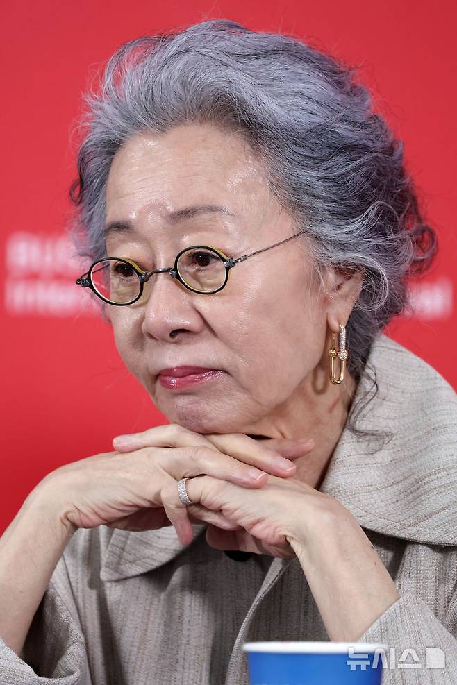 [부산=뉴시스] 박진희 기자 = 윤여정 배우가 19일 부산 해운대구 영화의전당 비프힐에서 영화 '결혼 피로연' 기자간담회를 하고 있다. 2025.09.19. pak7130@newsis.com